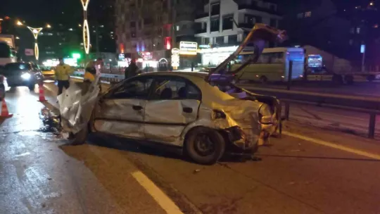 D-100'de tır ile otomobil çarpıştı : 2 yaralı