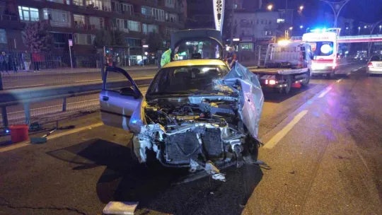 D-100'de tır ile otomobil çarpıştı : 2 yaralı