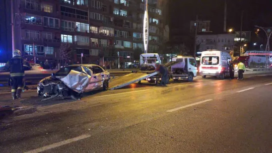 D-100'de tır ile otomobil çarpıştı : 2 yaralı
