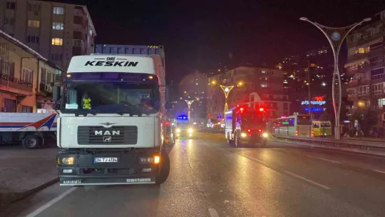D-100'de tır ile otomobil çarpıştı : 2 yaralı