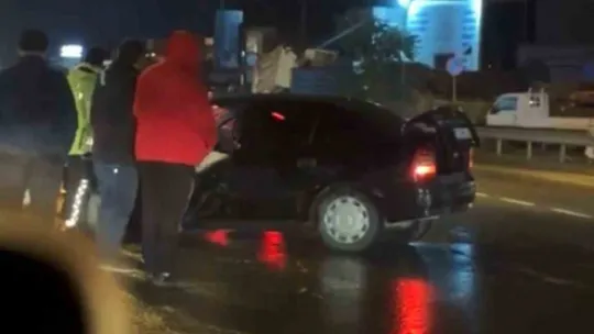 D-100'de tırla çarpışan otomobil hurdaya döndü: 1 ölü, 1 yaralı