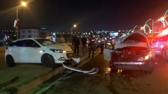 D-100'de üç araç birbirine girdi: 4 yaralı