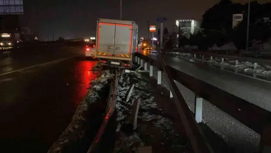 D-100'de yol ayrımını görmeyince, bariyere girdi