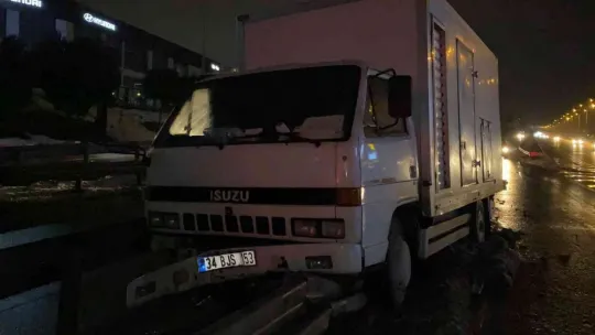 D-100'de yol ayrımını görmeyince, bariyere girdi