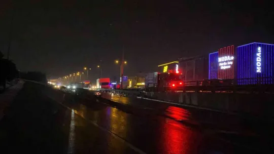 D-100'de yol ayrımını görmeyince, bariyere girdi