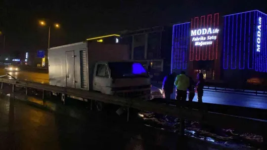 D-100'de yol ayrımını görmeyince, bariyere girdi