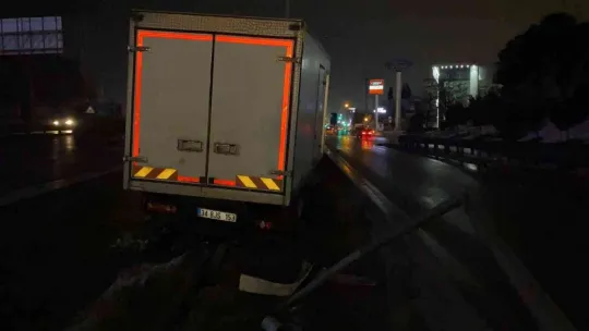 D-100'de yol ayrımını görmeyince, bariyere girdi