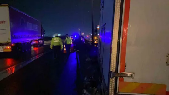 D-100'de yol ayrımını görmeyince, bariyere girdi