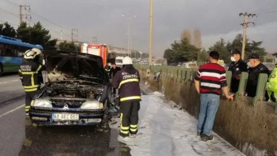 D-100'de alev alev yanan otomobil küle döndü