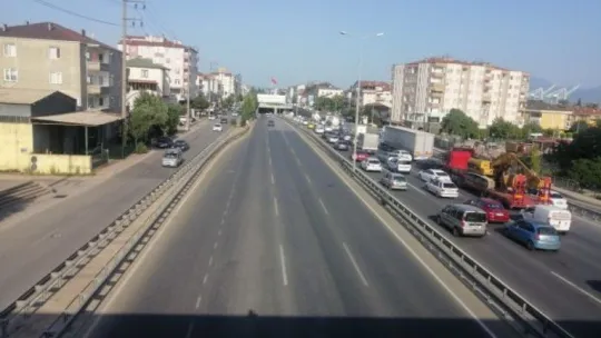 D-100'de çekici arıza yapınca trafik kilitlendi