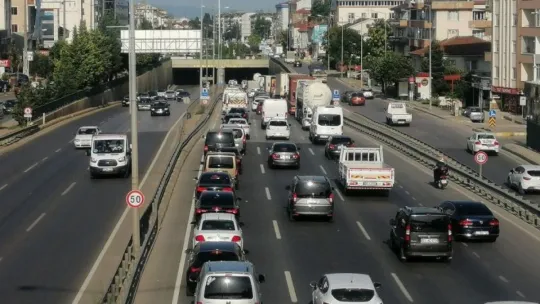 D-100'de çekici arıza yapınca trafik kilitlendi