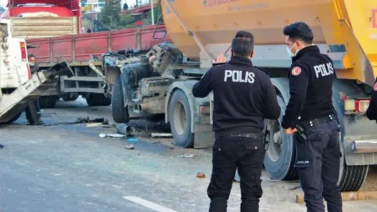 D-100'de iki tır birbirine girdi: 1 yaralı!