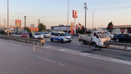 D-100'de kamyonet bariyerlere çarptı, sürücü ve yolcu sıkıştı