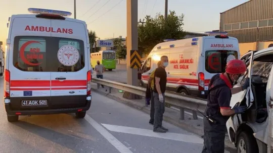 D-100'de kamyonet bariyerlere çarptı, sürücü ve yolcu sıkıştı