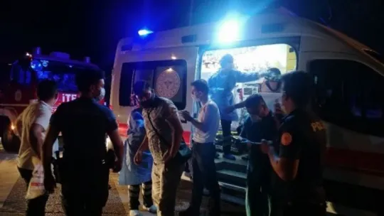 D-100'de minibüs servisi devrildi: 6 yaralı!
