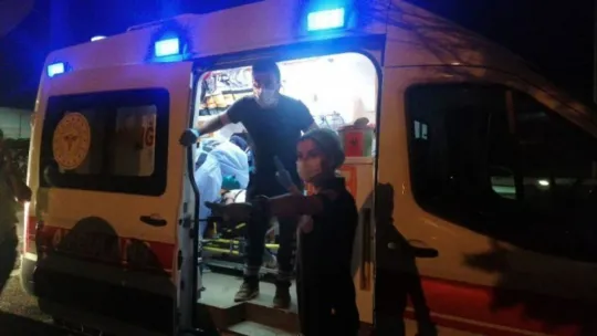 D-100'de minibüs servisi devrildi: 6 yaralı!