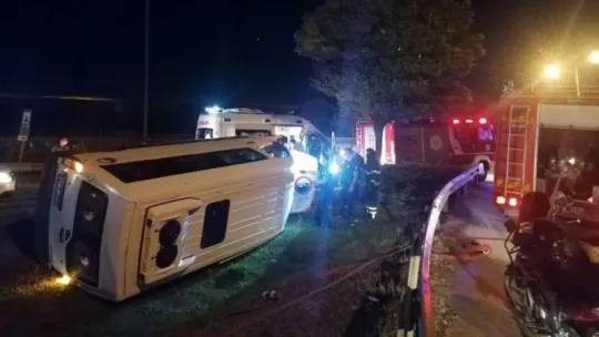 D-100'de minibüs servisi devrildi: 6 yaralı!