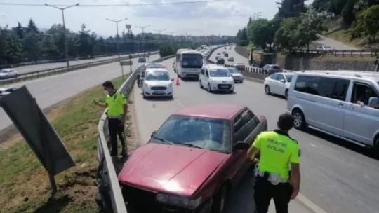 D-100'de otomobil bariyerlere çarptı: 1 yaralı