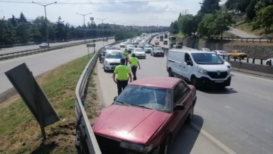 D-100'de otomobil bariyerlere çarptı: 1 yaralı