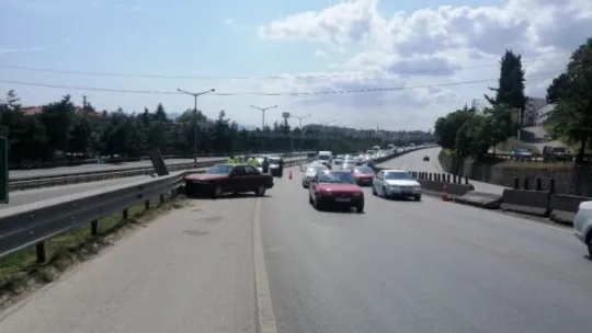 D-100'de otomobil bariyerlere çarptı: 1 yaralı