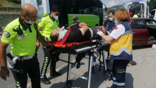 D-100'de otomobil bariyerlere çarptı: 1 yaralı