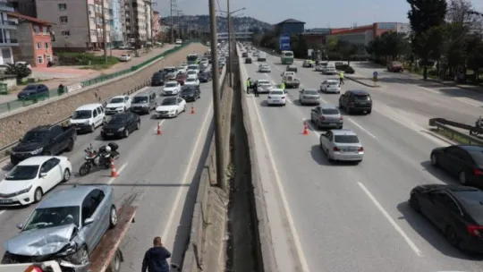 D-100'deki kazayı izlerken kaza yaptılar: 4 yaralı