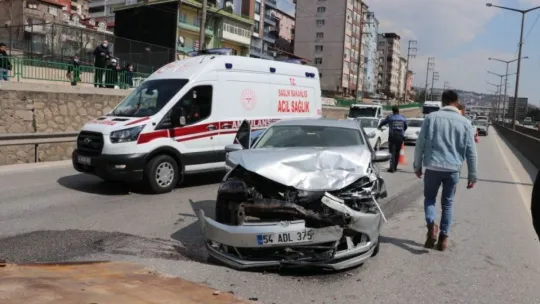 D-100'deki kazayı izlerken kaza yaptılar: 4 yaralı