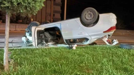 D-130 kara yolunda otomobil takla attı: 3 yaralı