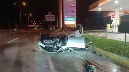 D-130 kara yolunda otomobil takla attı: 3 yaralı