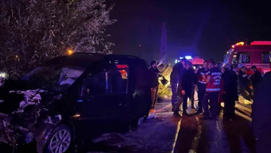 D-140'da kaza yapan araçlar hurdaya döndü: 1 ölü, 2 yaralı