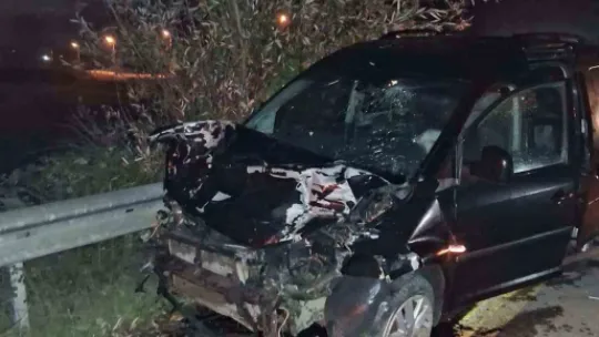 D-140'da kaza yapan araçlar hurdaya döndü: 1 ölü, 2 yaralı