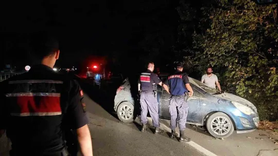 D-140'da otomobil şarampole uçtu