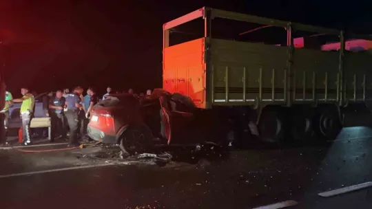 D-650'de cip, kamyona ok gibi saplandı: 1 ölü