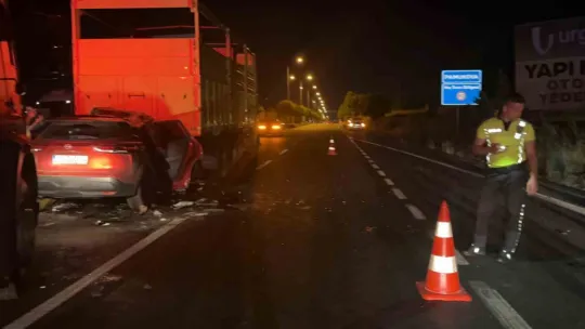D-650'de cip, kamyona ok gibi saplandı: 1 ölü