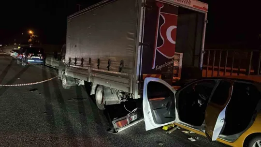 Ticari taksi, kamyonete ok gibi saplandı: 1 ölü, 1 yaralı