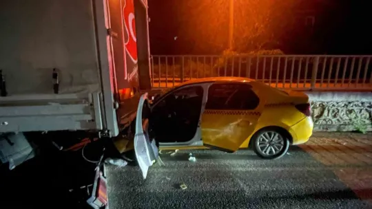 Ticari taksi, kamyonete ok gibi saplandı: 1 ölü, 1 yaralı