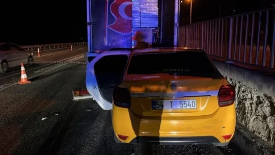 Ticari taksi, kamyonete ok gibi saplandı: 1 ölü, 1 yaralı