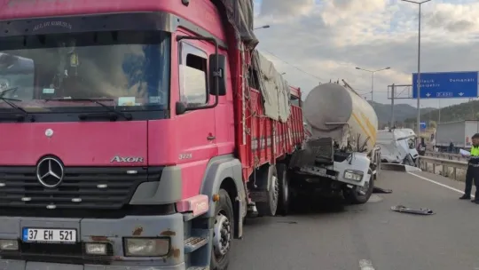 Kamyona çarpan tırın kupası ve motoru koparak yola savruldu