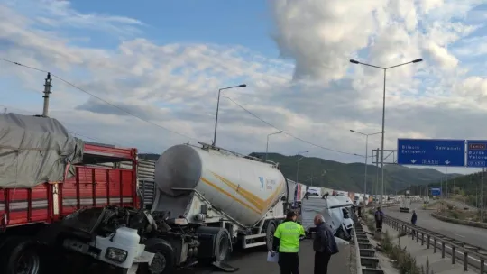 Kamyona çarpan tırın kupası ve motoru koparak yola savruldu