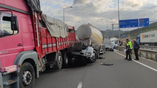 Kamyona çarpan tırın kupası ve motoru koparak yola savruldu