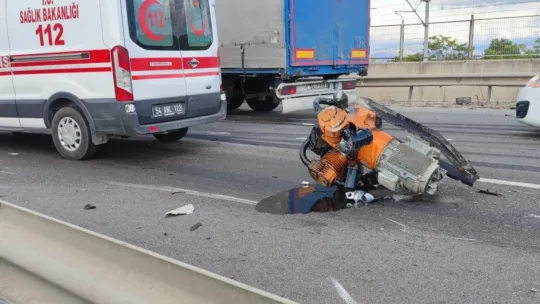 Kamyona çarpan tırın kupası ve motoru koparak yola savruldu