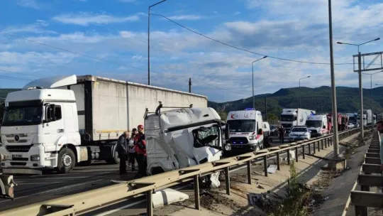 Kamyona çarpan tırın kupası ve motoru koparak yola savruldu