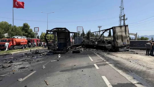 Kontrolden çıkan tır karşı şeride geçerek faciaya yol açtı: 1 ölü, 2 yaralı