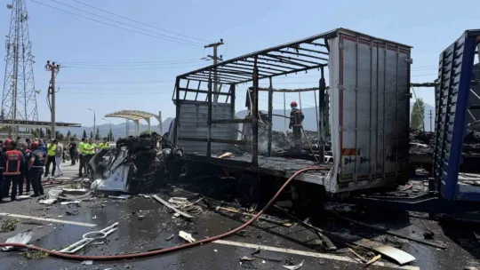 Kontrolden çıkan tır karşı şeride geçerek faciaya yol açtı: 1 ölü, 2 yaralı