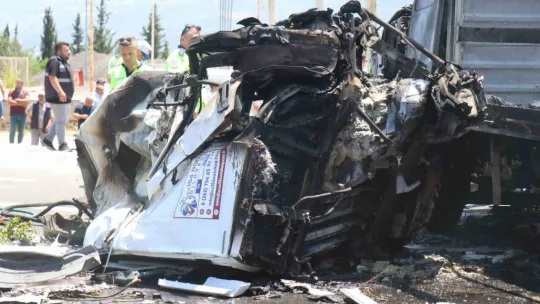 Kontrolden çıkan tır karşı şeride geçerek faciaya yol açtı: 1 ölü, 2 yaralı