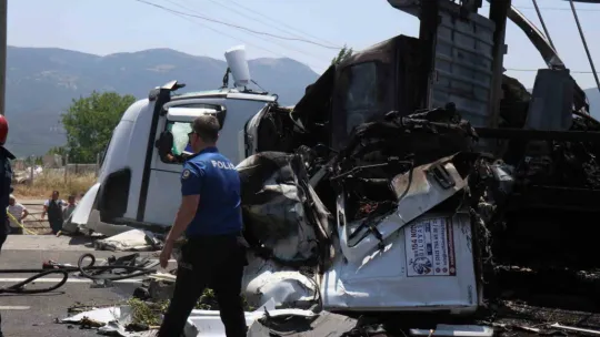 Kontrolden çıkan tır karşı şeride geçerek faciaya yol açtı: 1 ölü, 2 yaralı