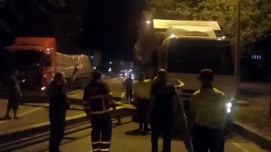 Sakarya D-650'de tırın çarptığı bariyer yola savruldu, trafik durdu