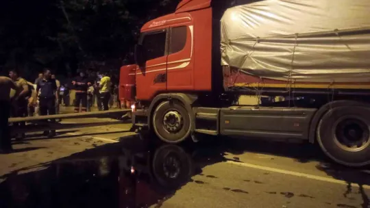Sakarya D-650'de tırın çarptığı bariyer yola savruldu, trafik durdu