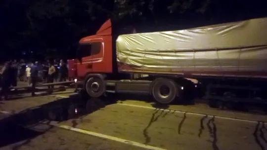 Sakarya D-650'de tırın çarptığı bariyer yola savruldu, trafik durdu
