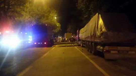 Sakarya D-650'de tırın çarptığı bariyer yola savruldu, trafik durdu